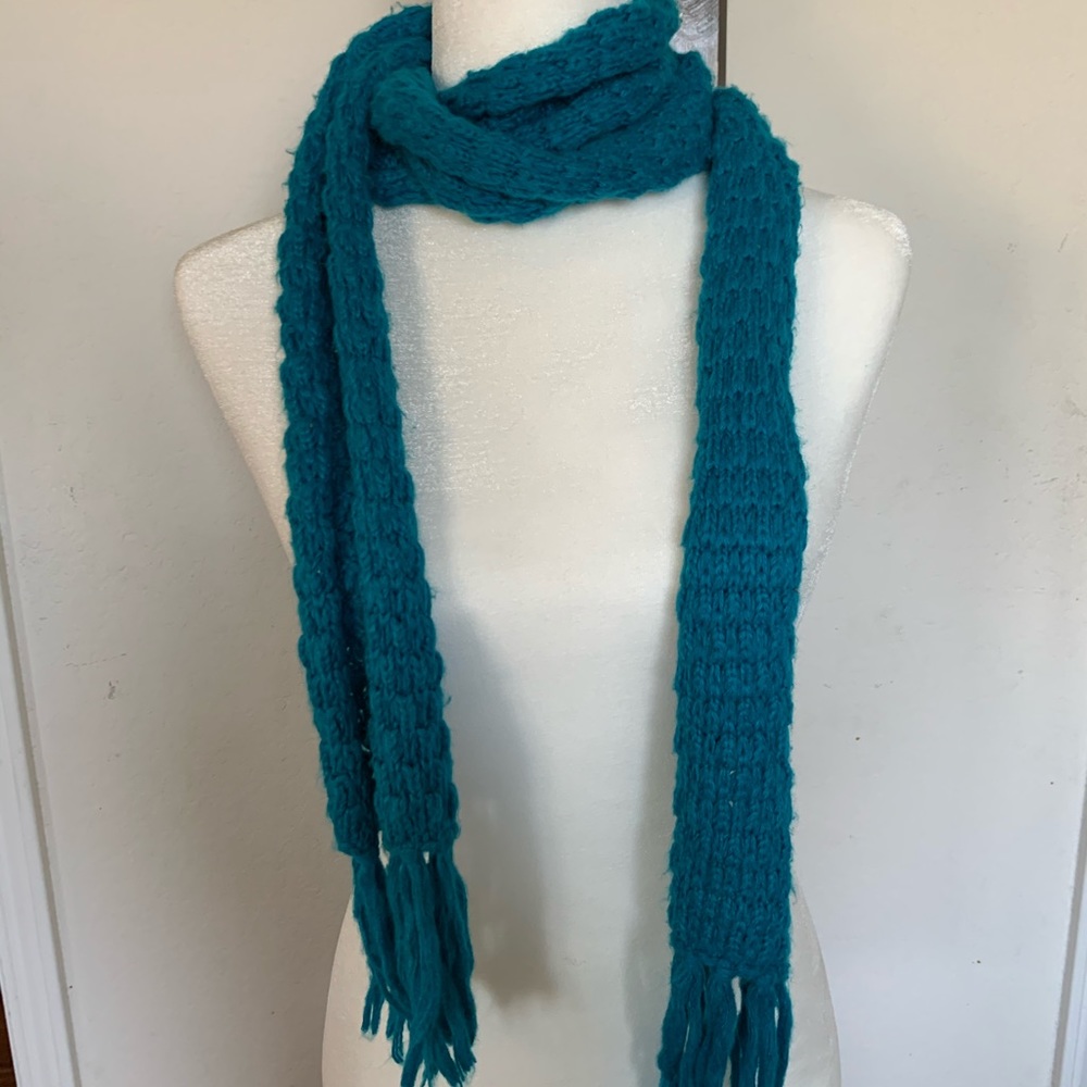 3/$15🌼 Turquoise thin-long knitted Scarf